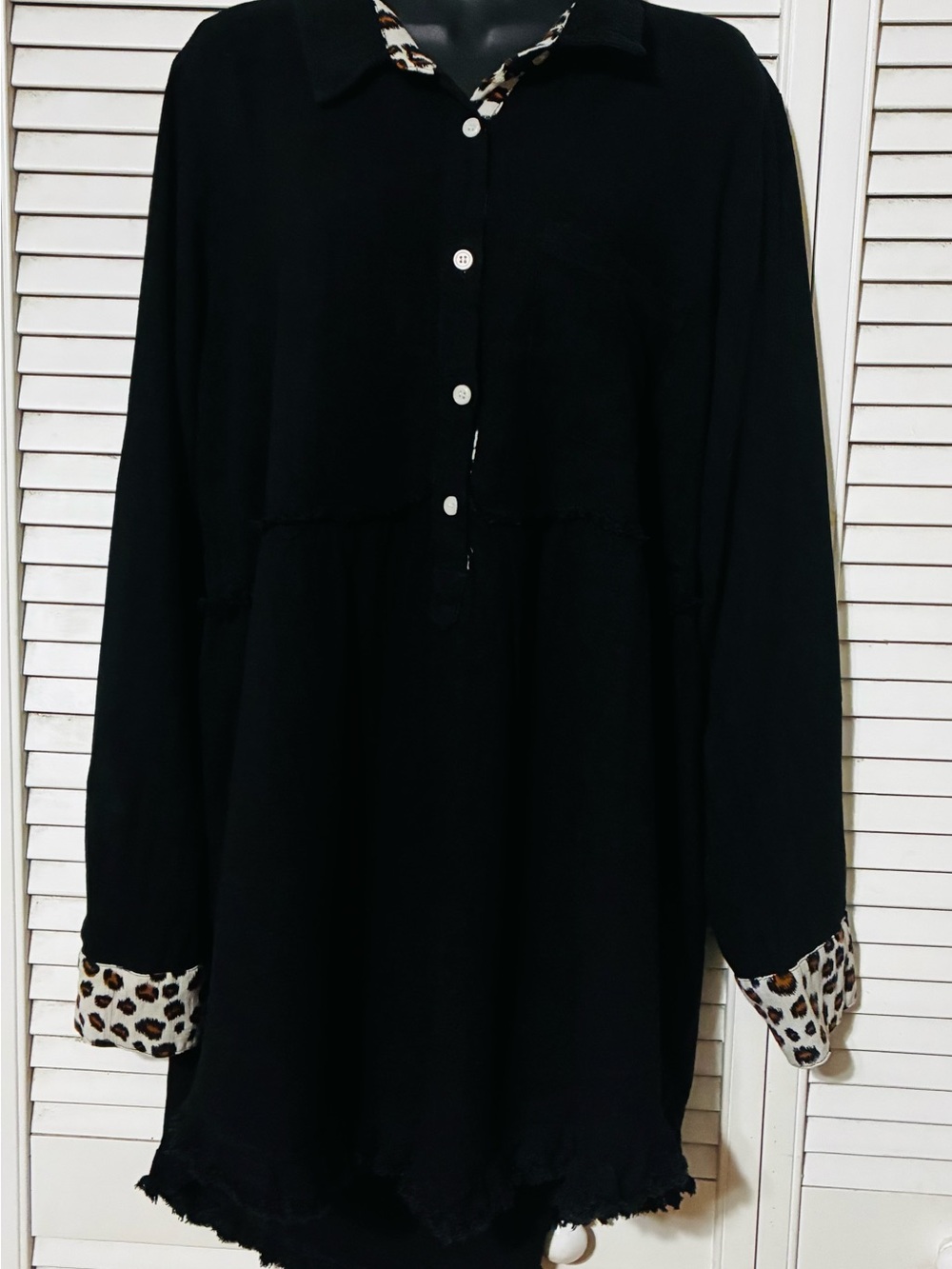 Umgee Black Tunic with Leopard-Print Collar and Cuffs